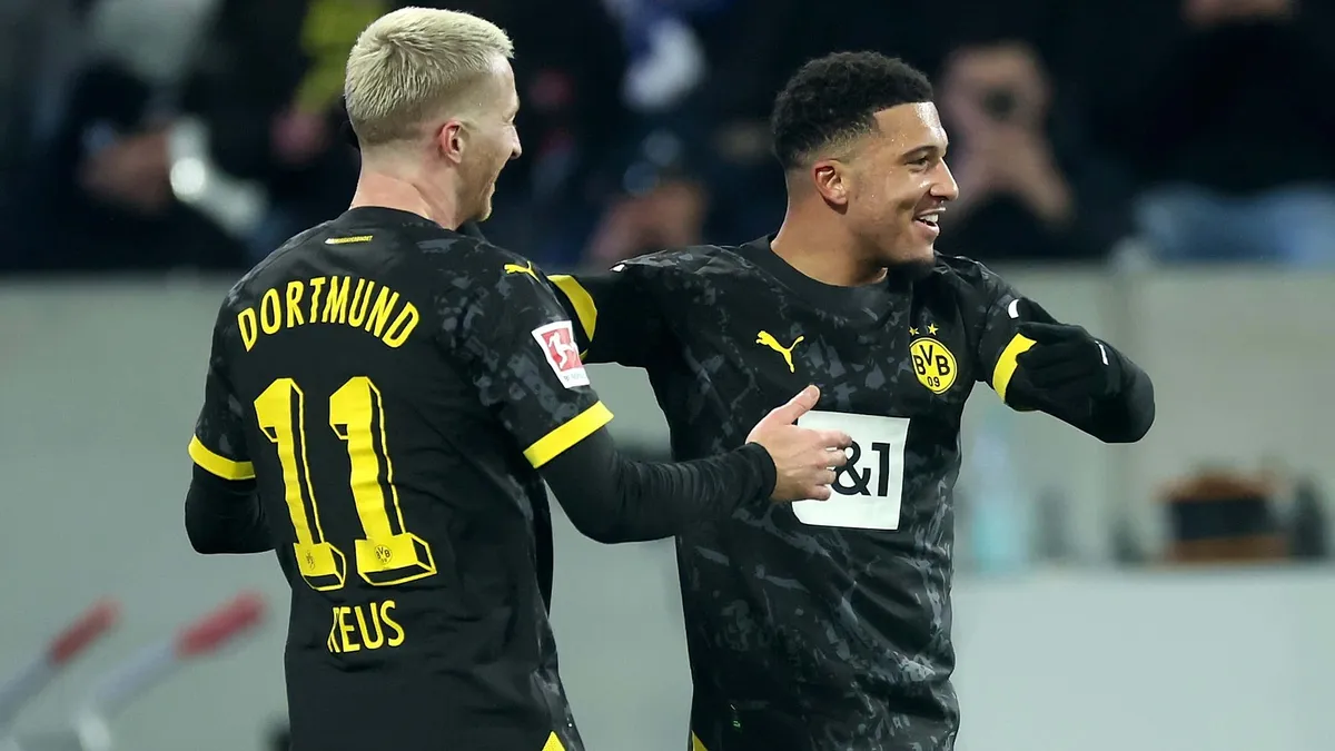 Jadon Sancho ghi dấu ấn trong ngày trở lại Dortmund - Ảnh 1. Jadon Sancho ghi dấu ấn trong ngày trở lại Dortmund - Ảnh 1.