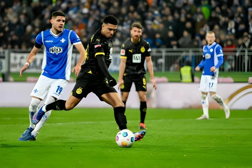 Jadon Sancho ghi dấu ấn trong ngày trở lại Dortmund - Ảnh 2. Jadon Sancho ghi dấu ấn trong ngày trở lại Dortmund - Ảnh 2.