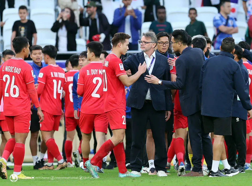 HLV Philippe Troussier: “Đội tuyển cần giữ sự tự tin, tích cực để chuẩn bị cho trận đấu gặp Indonesia” - Ảnh 5. HLV Philippe Troussier: “Đội tuyển cần giữ sự tự tin, tích cực để chuẩn bị cho trận đấu gặp Indonesia” - Ảnh 5.