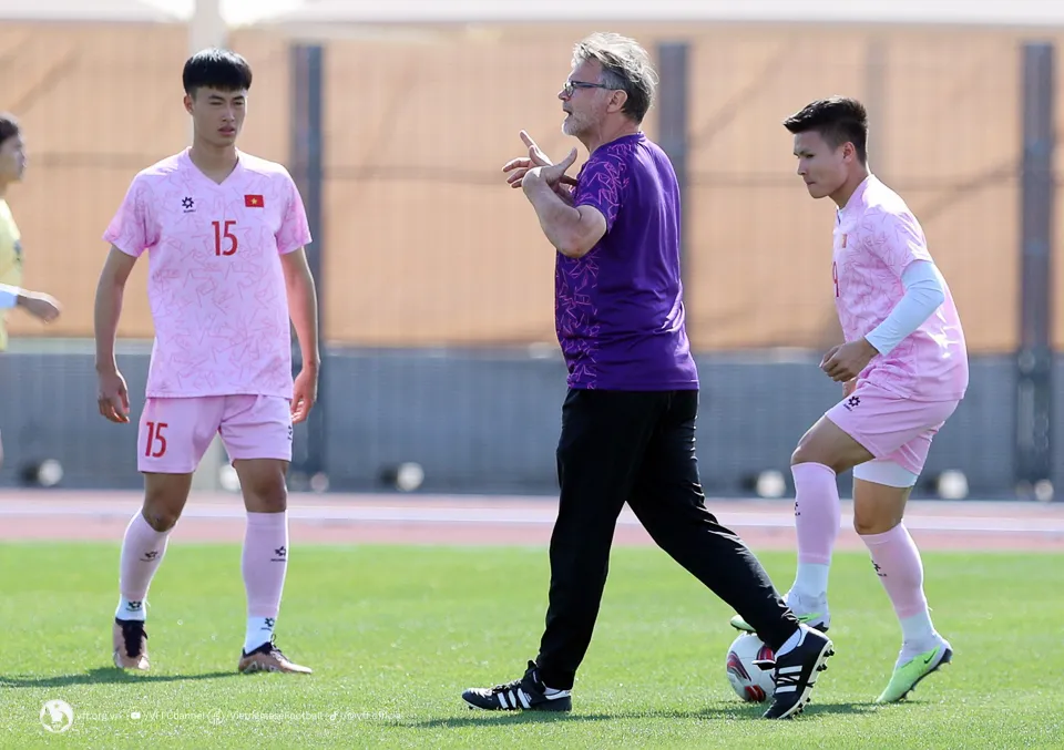 Thầy trò ông Philippe Troussier chuẩn bị kỹ lực lượng cho trận quyết đấu với Indonesia - Ảnh 2. Thầy trò ông Philippe Troussier chuẩn bị kỹ lực lượng cho trận quyết đấu với Indonesia - Ảnh 2.