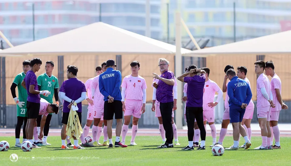 Thầy trò ông Philippe Troussier chuẩn bị kỹ lực lượng cho trận quyết đấu với Indonesia - Ảnh 1. Thầy trò ông Philippe Troussier chuẩn bị kỹ lực lượng cho trận quyết đấu với Indonesia - Ảnh 1.
