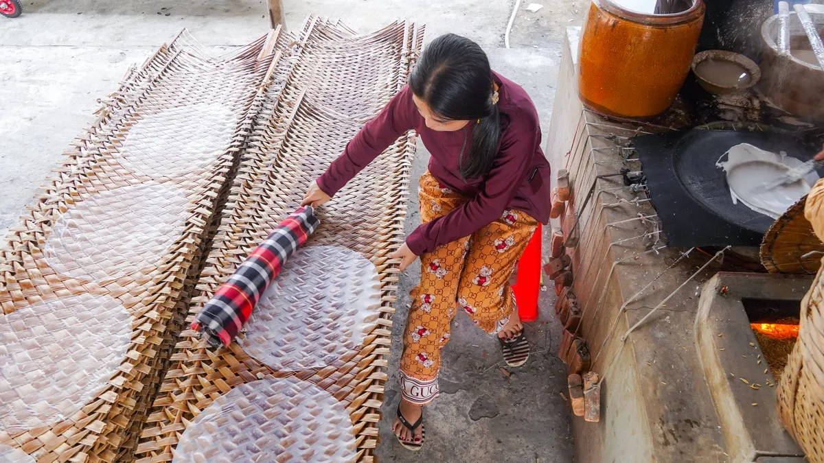 Làng nghề bánh tráng 200 năm ở Cần Thơ tất bật vào vụ Tết - Ảnh 1.