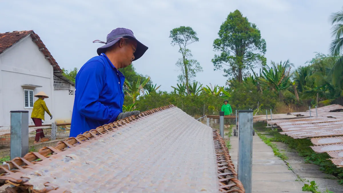 Làng nghề bánh tráng 200 năm ở Cần Thơ tất bật vào vụ Tết - Ảnh 4.