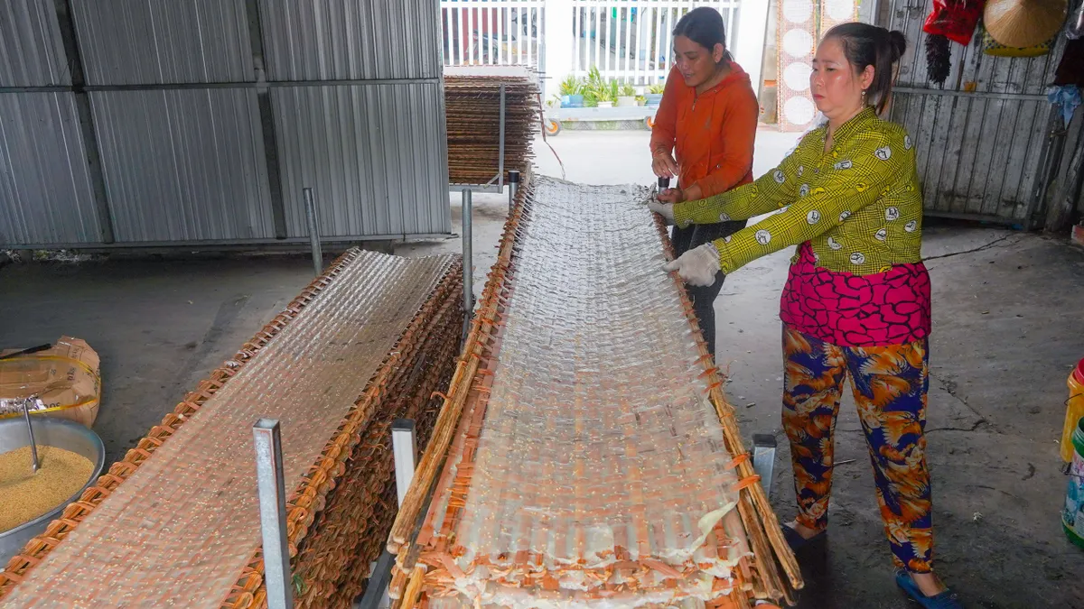 Làng nghề bánh tráng 200 năm ở Cần Thơ tất bật vào vụ Tết - Ảnh 3.