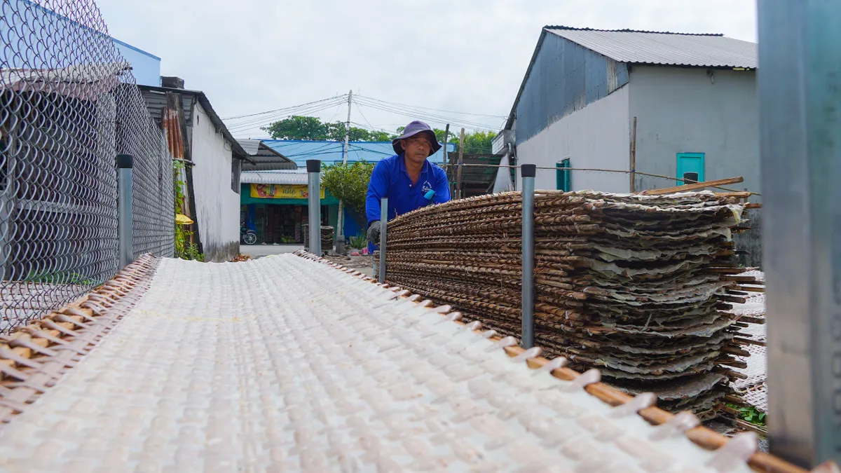 Làng nghề bánh tráng 200 năm ở Cần Thơ tất bật vào vụ Tết - Ảnh 6.