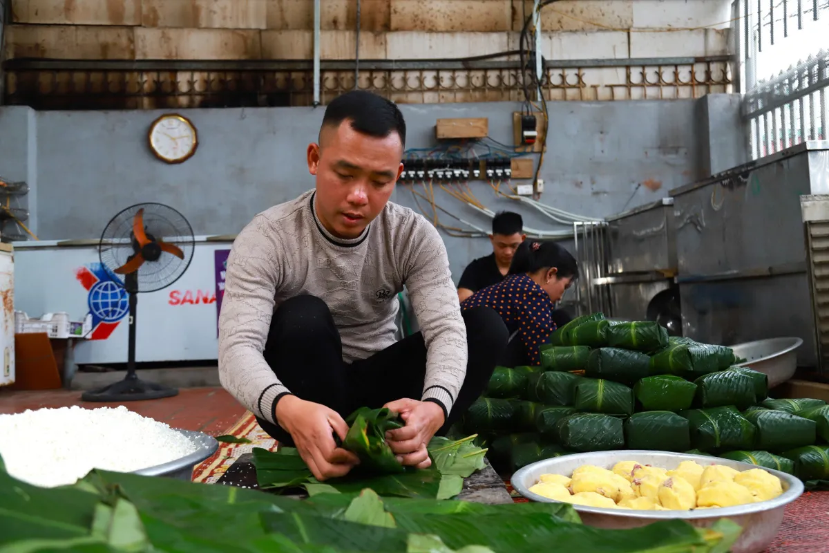 Hà Nội: Làng bánh chưng Tranh Khúc hối hả vào vụ Tết - Ảnh 3.