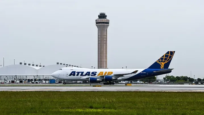 Máy bay Boeing hạ cánh khẩn cấp ở Florida (Mỹ) do “trục trặc động cơ”  - Ảnh 1.