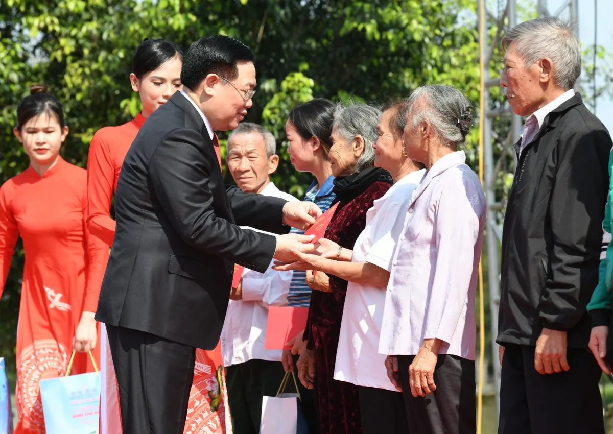 Chủ tịch Quốc hội dự Lễ đón nhận Huân chương Lao động hạng Ba của xã Nghi Xuân, Nghệ An - Ảnh 5.