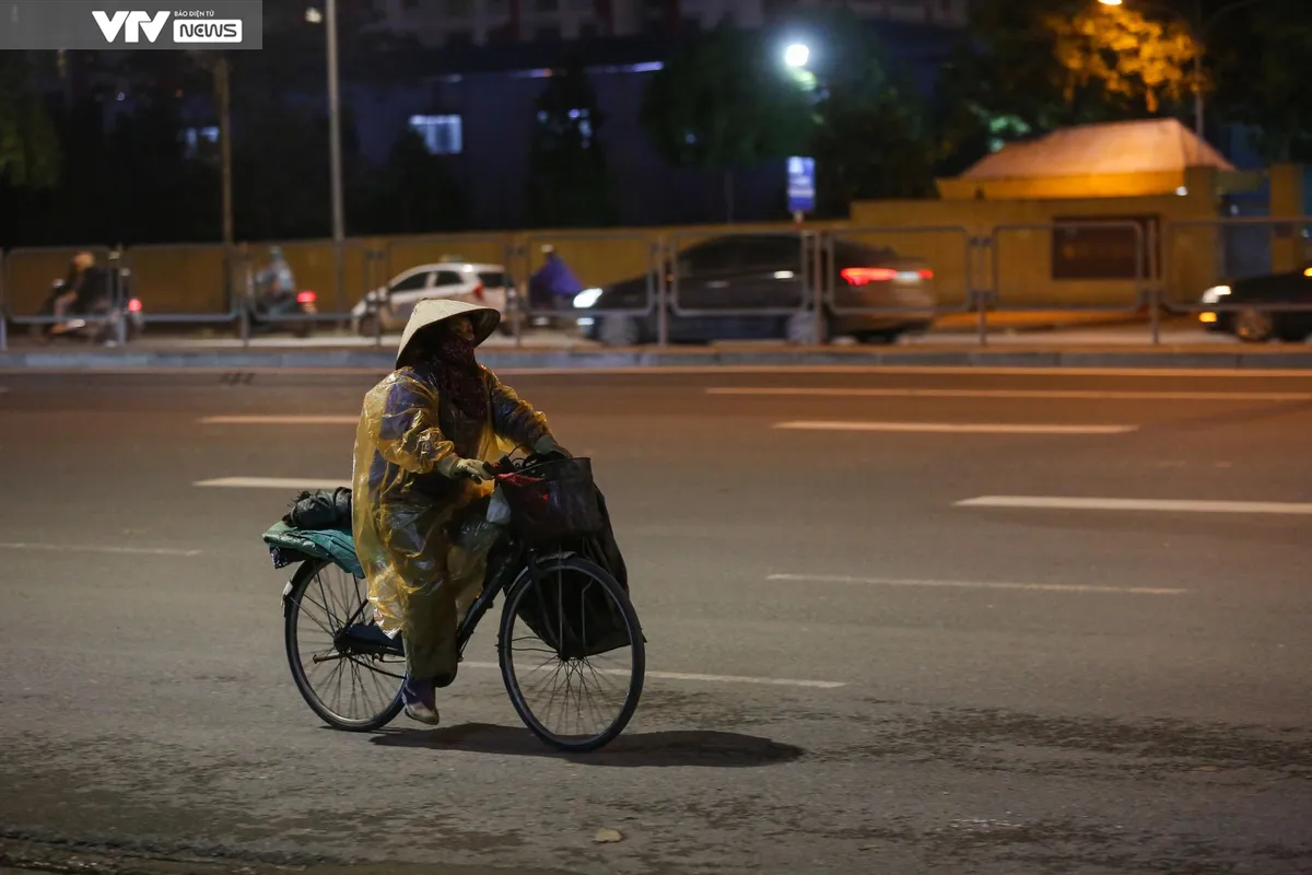 Người dân Hà Nội mưu sinh trong đêm dưới cái lạnh 8 độ C - Ảnh 6.