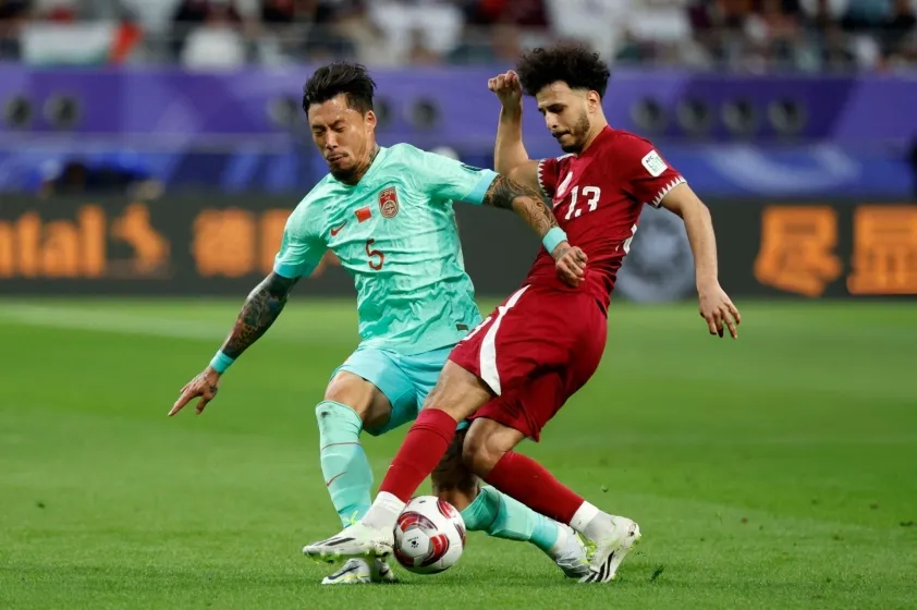 Thua Qatar, ĐT Trung Quốc hẹp cửa đi tiếp ở Asian Cup 2023 - Ảnh 1. Thua Qatar, ĐT Trung Quốc hẹp cửa đi tiếp ở Asian Cup 2023 - Ảnh 1.