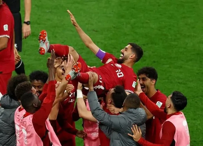 Thua Qatar, ĐT Trung Quốc hẹp cửa đi tiếp ở Asian Cup 2023 - Ảnh 2. Thua Qatar, ĐT Trung Quốc hẹp cửa đi tiếp ở Asian Cup 2023 - Ảnh 2.