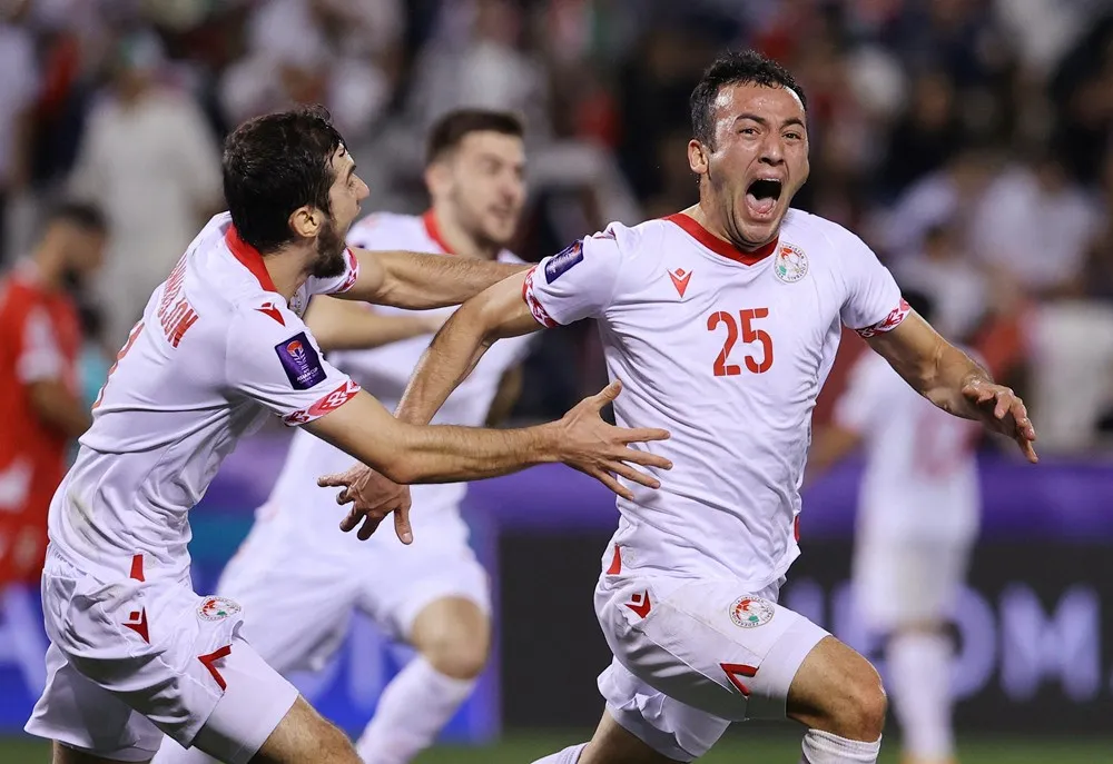Thua Qatar, ĐT Trung Quốc hẹp cửa đi tiếp ở Asian Cup 2023 - Ảnh 3. Thua Qatar, ĐT Trung Quốc hẹp cửa đi tiếp ở Asian Cup 2023 - Ảnh 3.