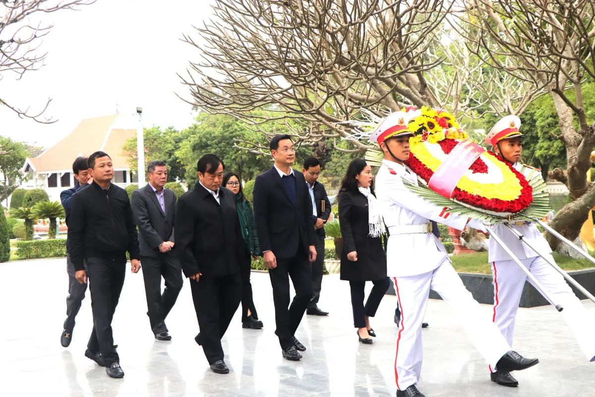 Đoàn công tác Đài Truyền hình Việt Nam đến dâng hương Đền thờ liệt sĩ tại Chiến trường Điện Biên Phủ và Nghĩa trang liệt sĩ A1 - Ảnh 1.