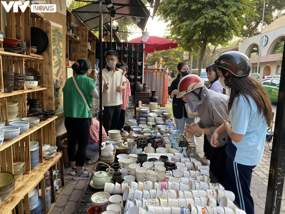 TP. Hồ Chí Minh: Người dân xúng xính áo quần du xuân sớm - Ảnh 7.