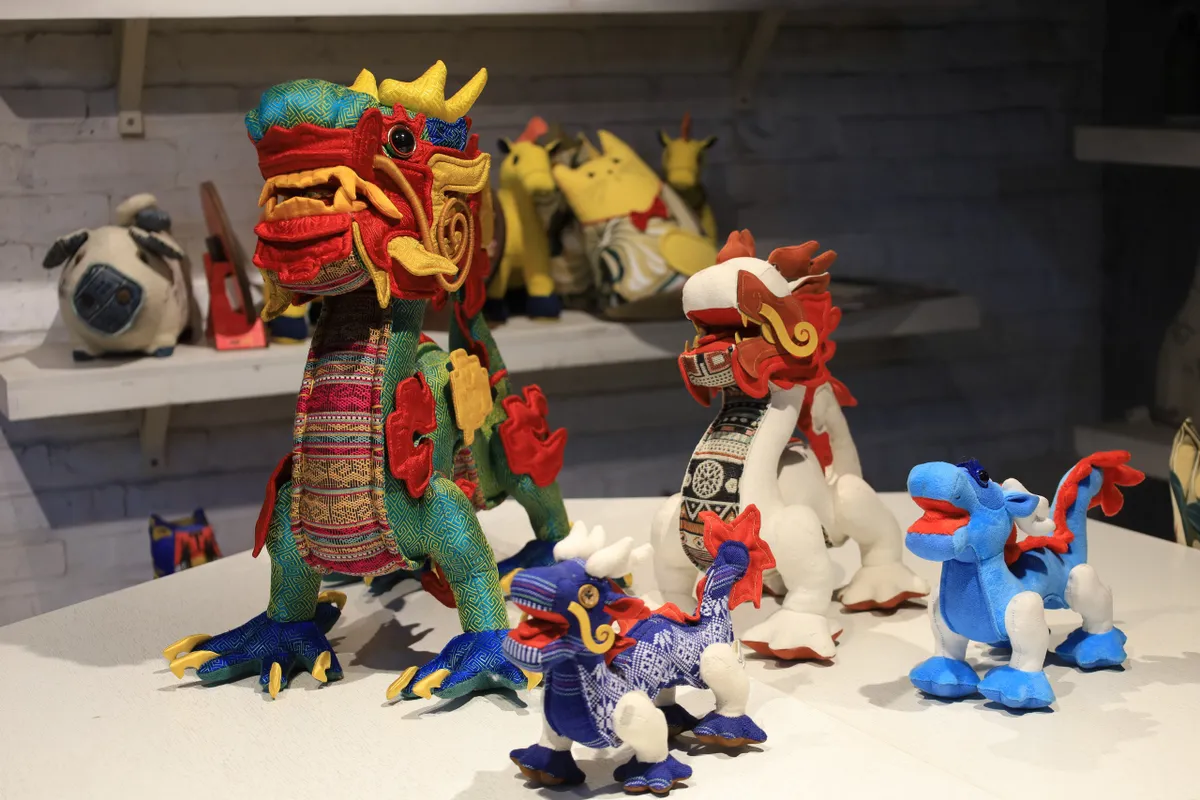 Độc đ&aacute;o sản phẩm rồng nhồi b&ocirc;ng từ b&agrave;n tay của người khiếm th&iacute;nh - Ảnh 1.