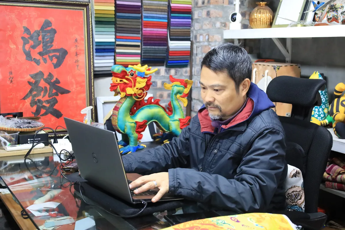 Độc đ&aacute;o sản phẩm rồng nhồi b&ocirc;ng từ b&agrave;n tay của người khiếm th&iacute;nh - Ảnh 2.