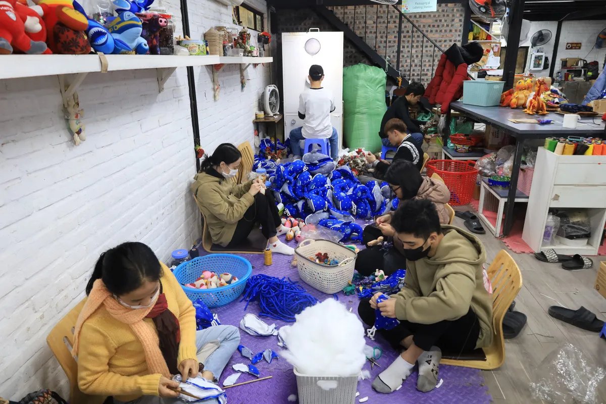 Độc đ&aacute;o sản phẩm rồng nhồi b&ocirc;ng từ b&agrave;n tay của người khiếm th&iacute;nh - Ảnh 3.