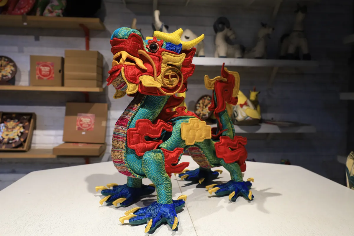 Độc đ&aacute;o sản phẩm rồng nhồi b&ocirc;ng từ b&agrave;n tay của người khiếm th&iacute;nh - Ảnh 4.