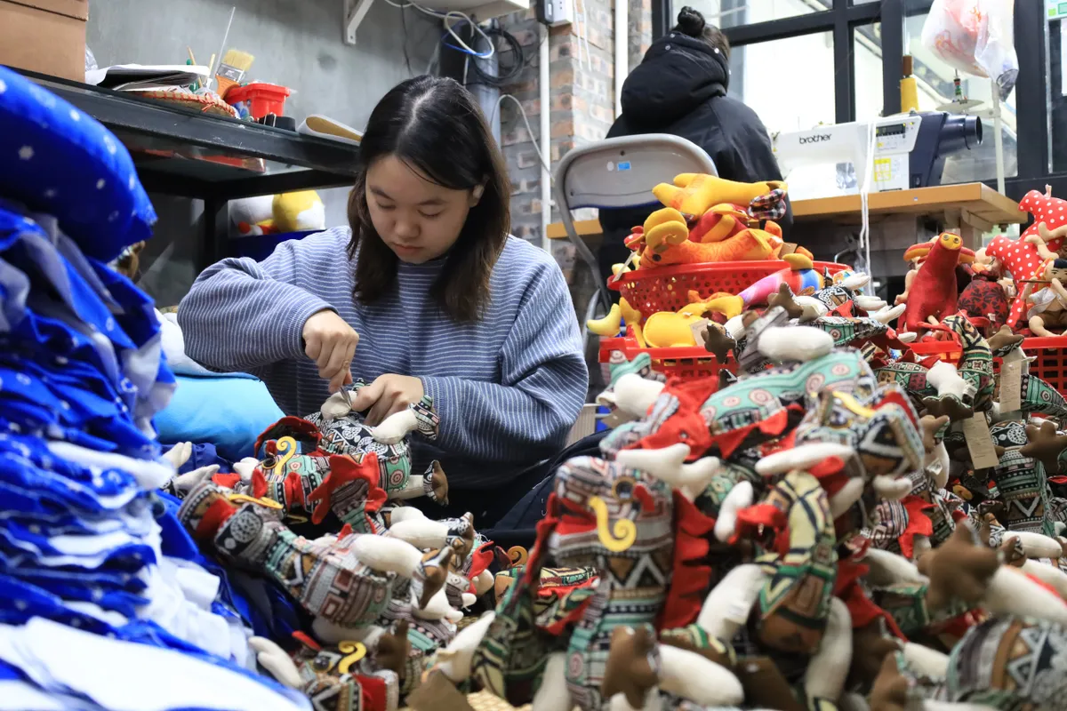 Độc đ&aacute;o sản phẩm rồng nhồi b&ocirc;ng từ b&agrave;n tay của người khiếm th&iacute;nh - Ảnh 5.