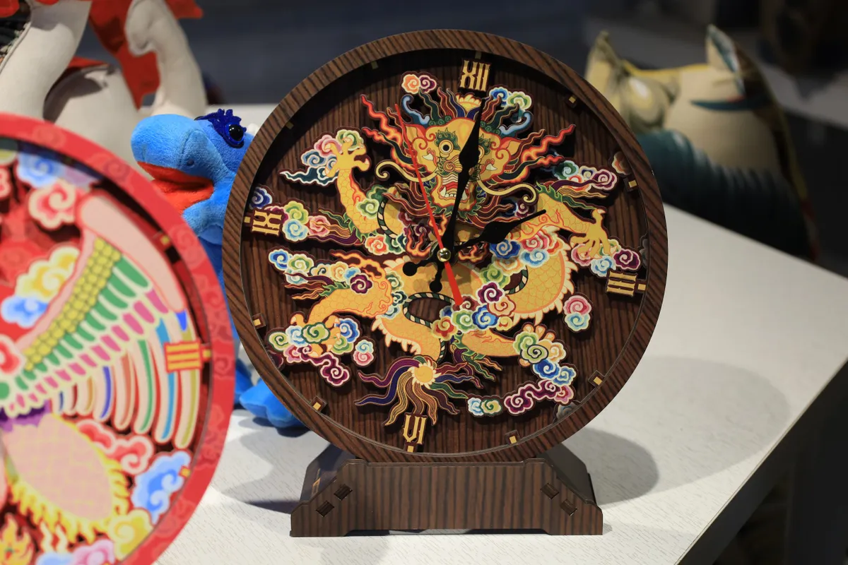 Độc đ&aacute;o sản phẩm rồng nhồi b&ocirc;ng từ b&agrave;n tay của người khiếm th&iacute;nh - Ảnh 6.