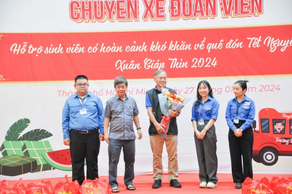 Chuyến xe đoàn viên đưa nhiều sinh viên có hoàn cảnh khó khăn về quê ăn Tết - Ảnh 1.