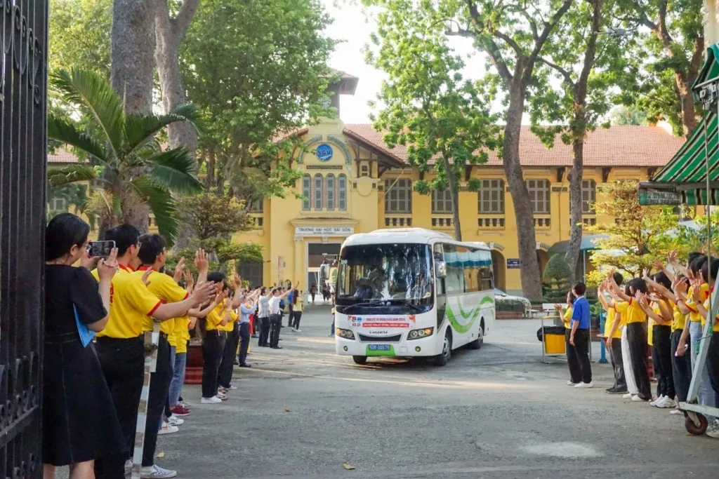 Chuyến xe đoàn viên đưa nhiều sinh viên có hoàn cảnh khó khăn về quê ăn Tết - Ảnh 3.