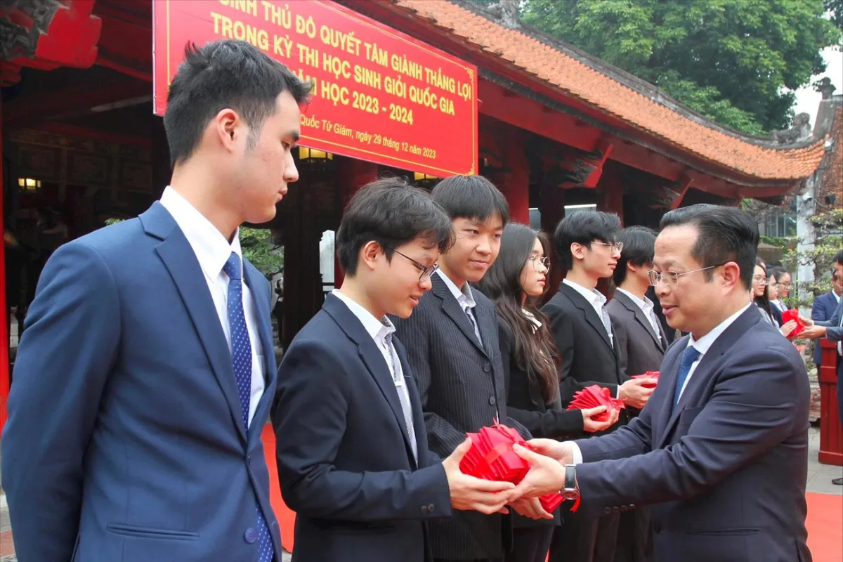 Hà Nội có 13 học sinh dự thi chọn đội tuyển quốc gia - Ảnh 1. Hà Nội có 13 học sinh dự thi chọn đội tuyển quốc gia - Ảnh 1.