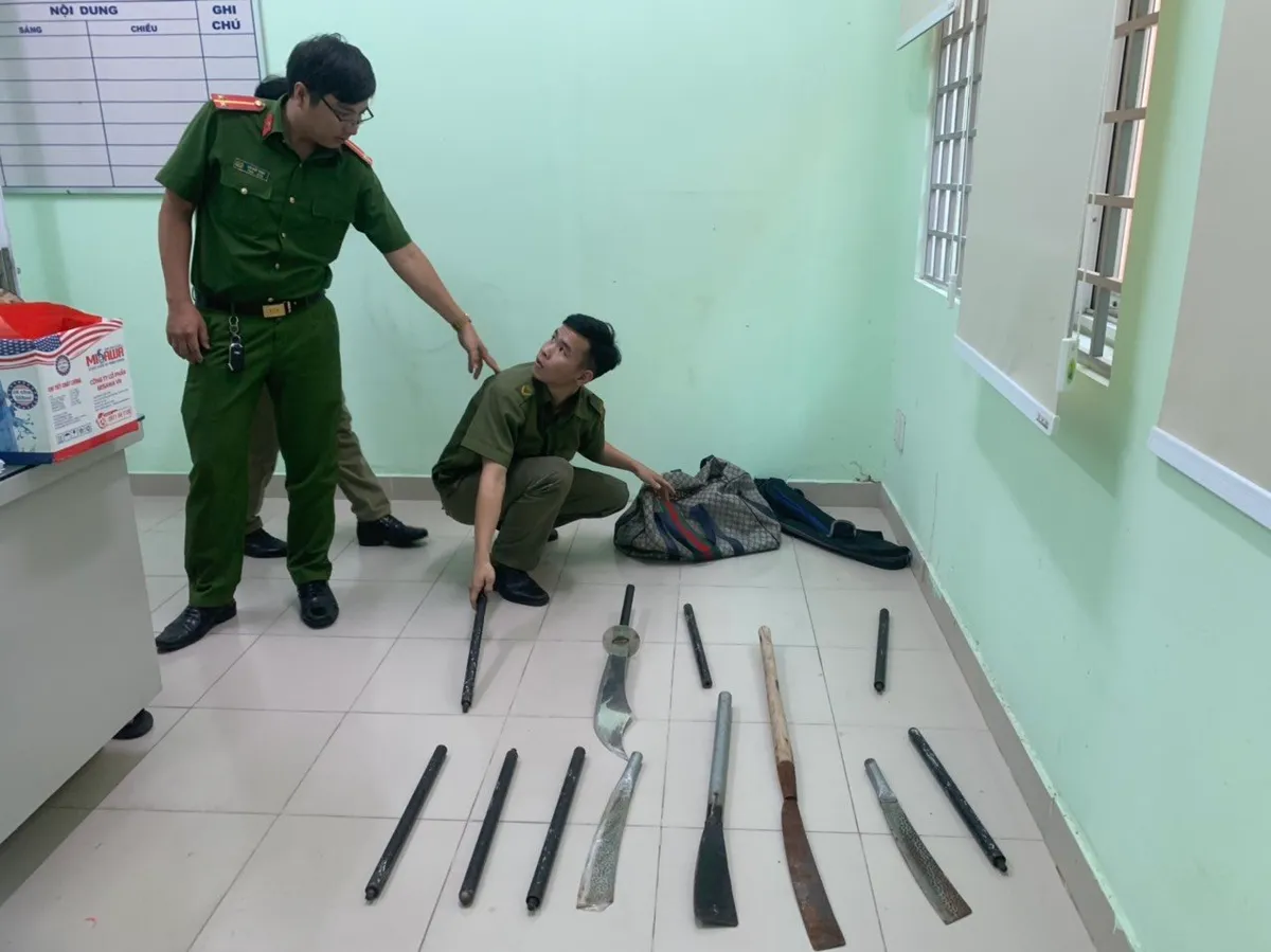 Bình Dương: Kịp thời ngăn chặn 46 thanh thiếu niên mang theo hàng nóng để giải quyết mâu thuẫn - Ảnh 2. Bình Dương: Kịp thời ngăn chặn 46 thanh thiếu niên mang theo hàng nóng để giải quyết mâu thuẫn - Ảnh 2.