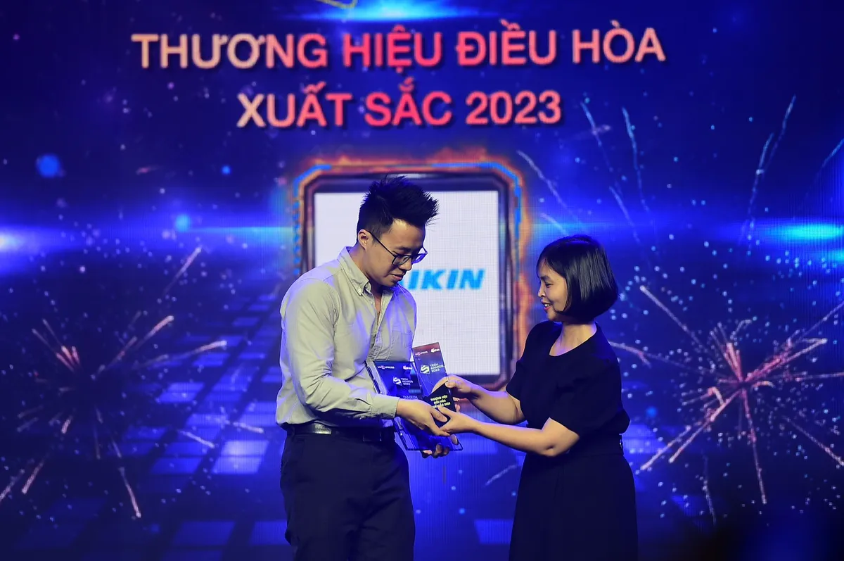 Tech Awards 2023: Huawei thắng hạng mục hương hiệu Xanh, iPhone 15 Pro Max l&agrave; điện thoại xuất sắc nhất - Ảnh 2.