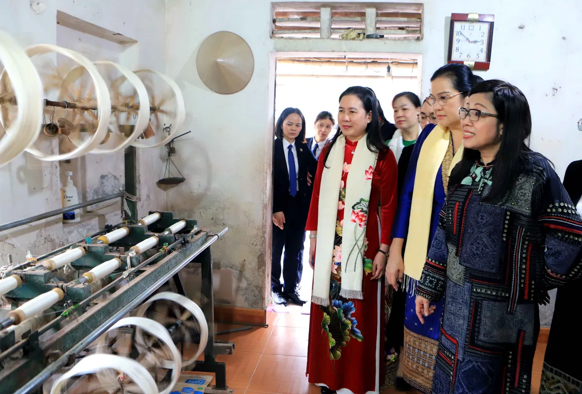 Phu nhân Thủ tướng Việt Nam và Phu nhân Thủ tướng Lào thăm, tặng quà Làng trẻ em SOS Thái Bình - Ảnh 1. Phu nhân Thủ tướng Việt Nam và Phu nhân Thủ tướng Lào thăm, tặng quà Làng trẻ em SOS Thái Bình - Ảnh 1.