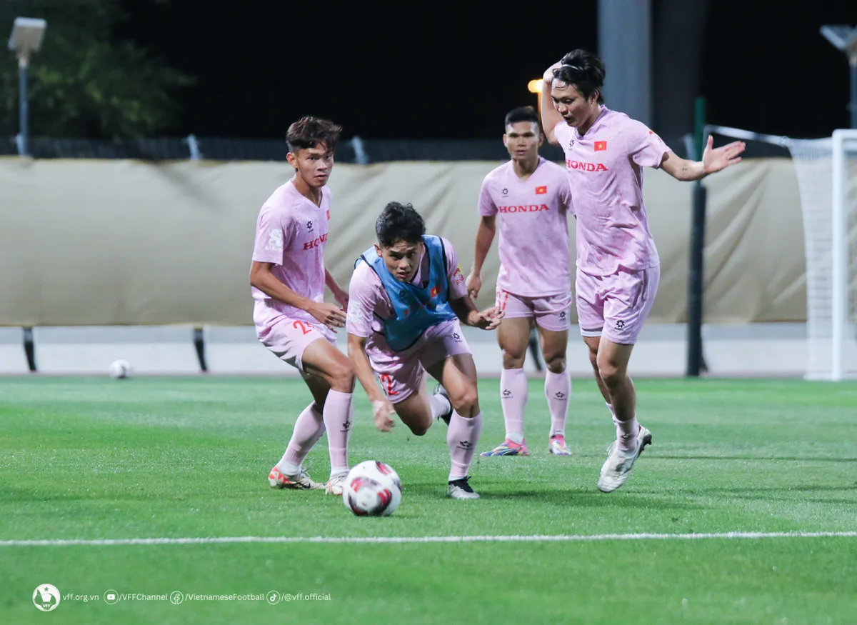 Đội tuyển Việt Nam tập trung cao độ trong buổi đầu tập luyện tại Qatar - Ảnh 1. Đội tuyển Việt Nam tập trung cao độ trong buổi đầu tập luyện tại Qatar - Ảnh 1.