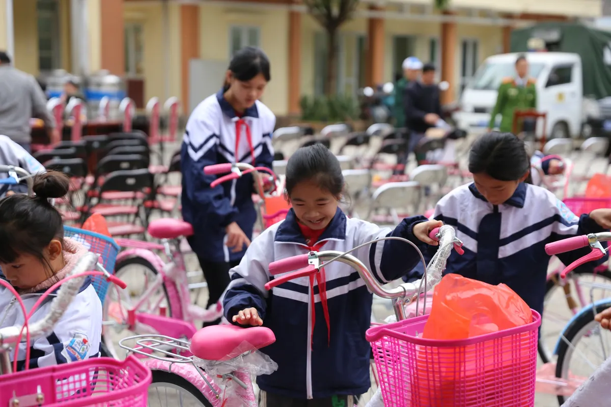 Mang yêu thương đến với những hoàn cảnh khó khăn tại Cao Bằng - Ảnh 1.