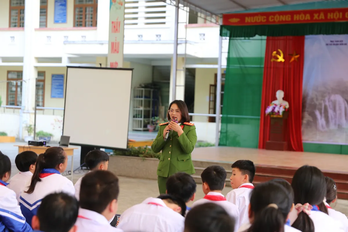 Mang yêu thương đến với những hoàn cảnh khó khăn tại Cao Bằng - Ảnh 4.