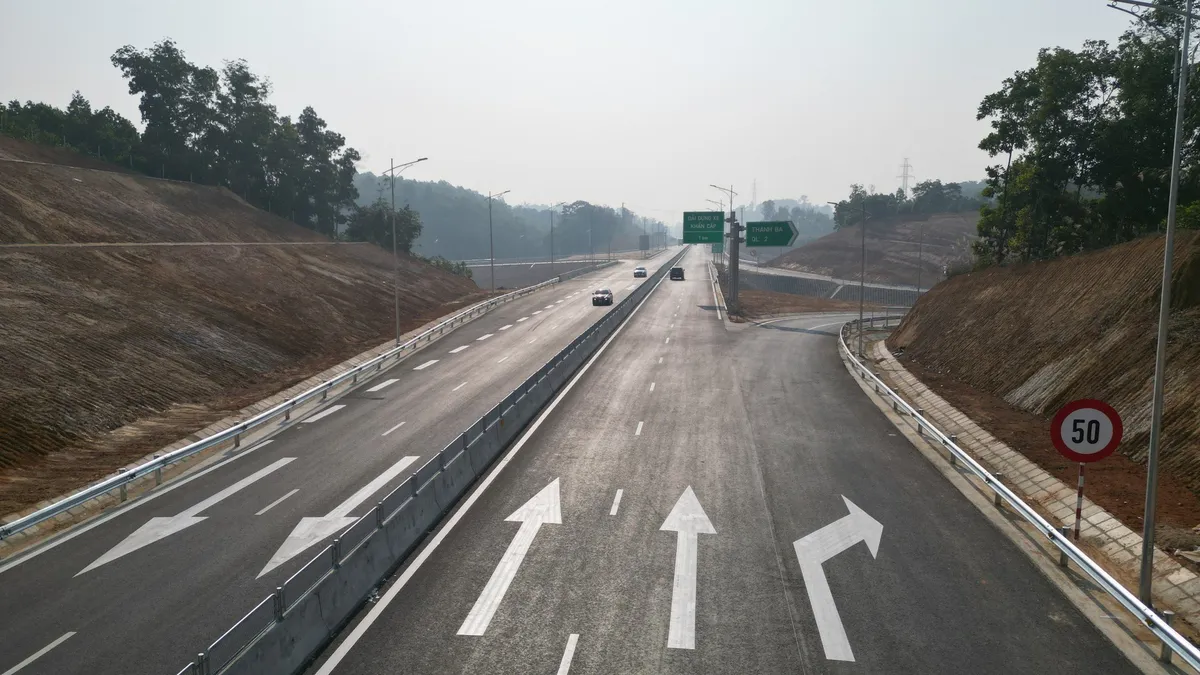 Niềm vui của người d&acirc;n Tuy&ecirc;n Quang với con đường cao tốc đầu ti&ecirc;n của tỉnh - Ảnh 2.