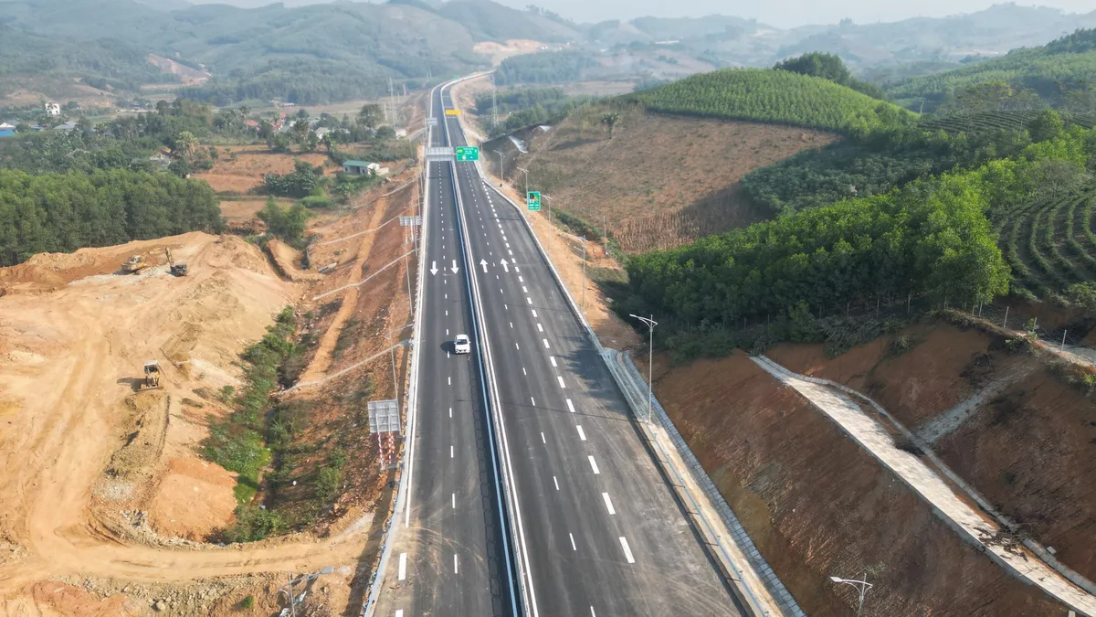 Niềm vui của người d&acirc;n Tuy&ecirc;n Quang với con đường cao tốc đầu ti&ecirc;n của tỉnh - Ảnh 4.