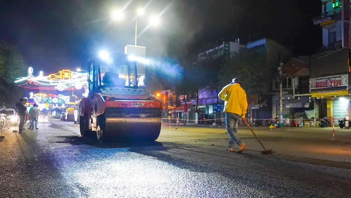 Xuyên đêm thảm nhựa con đường đau khổ ở Cần Thơ - Ảnh 1.