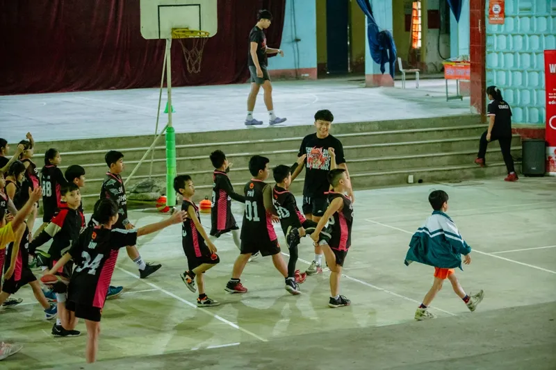 Thang Long Warriors giao lưu bóng rổ tại vùng cao - Ảnh 2. Thang Long Warriors giao lưu bóng rổ tại vùng cao - Ảnh 2.