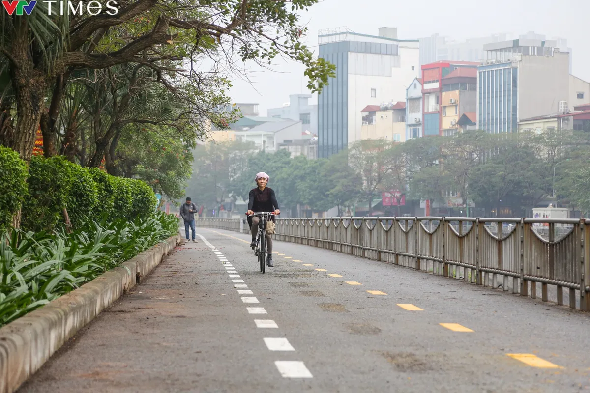 Cận cảnh làn đường đầu tiên dành riêng cho xe đạp mới ra mắt tại Hà Nội - Ảnh 8.