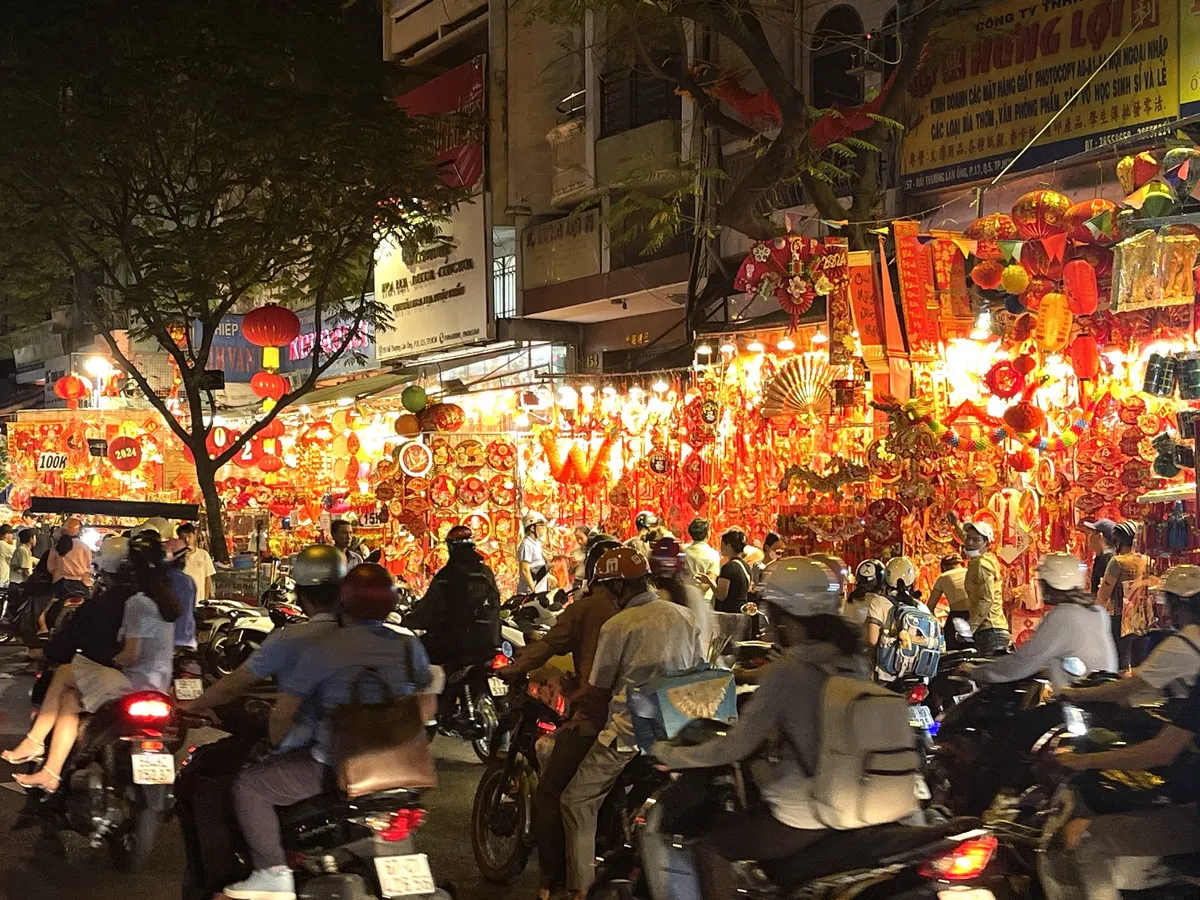 TP Hồ Chí Minh: Phố cổ Hải Thượng Lãn Ông rực rỡ sắc đỏ đón Tết - Ảnh 1.