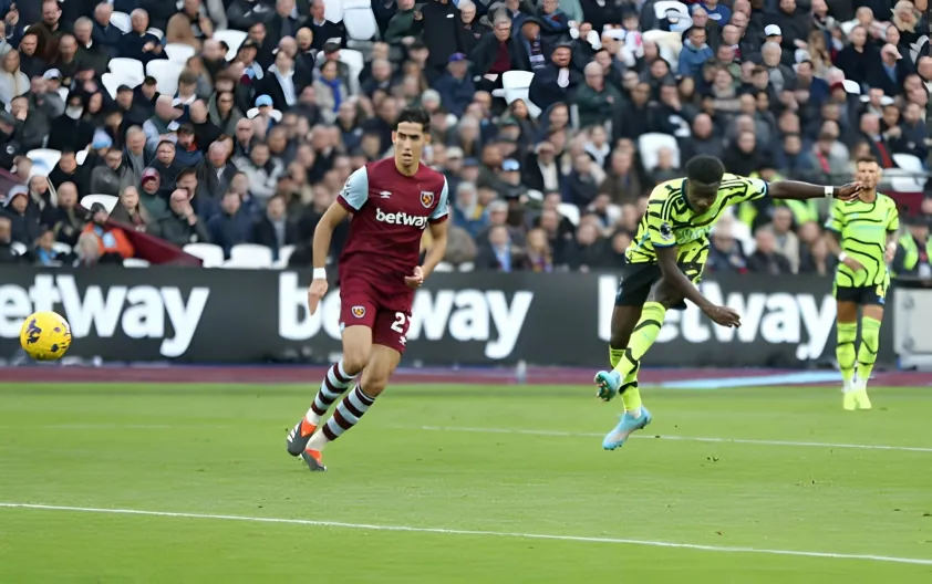 Arsenal đè bẹp West Ham 6 bàn không gỡ - Ảnh 2.