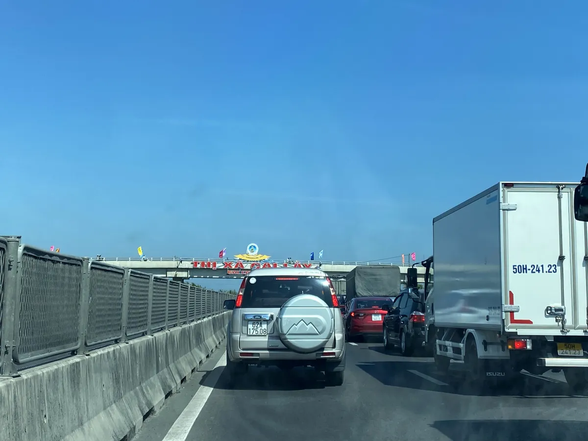 Người dân ùn ùn quay lại TP Hồ Chí Minh sau kỳ nghỉ, nhiều cửa ngõ bắt đầu xảy ra ùn ứ - Ảnh 8.