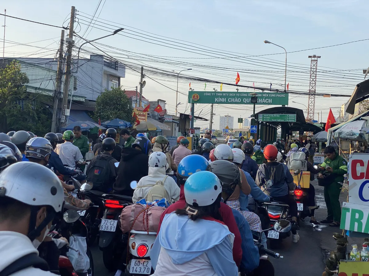 Cửa ng&otilde; TP Hồ Ch&iacute; Minh kh&ocirc;ng xảy ra &ugrave;n ứ ng&agrave;y cuối kỳ nghỉ Tết - Ảnh 3.
