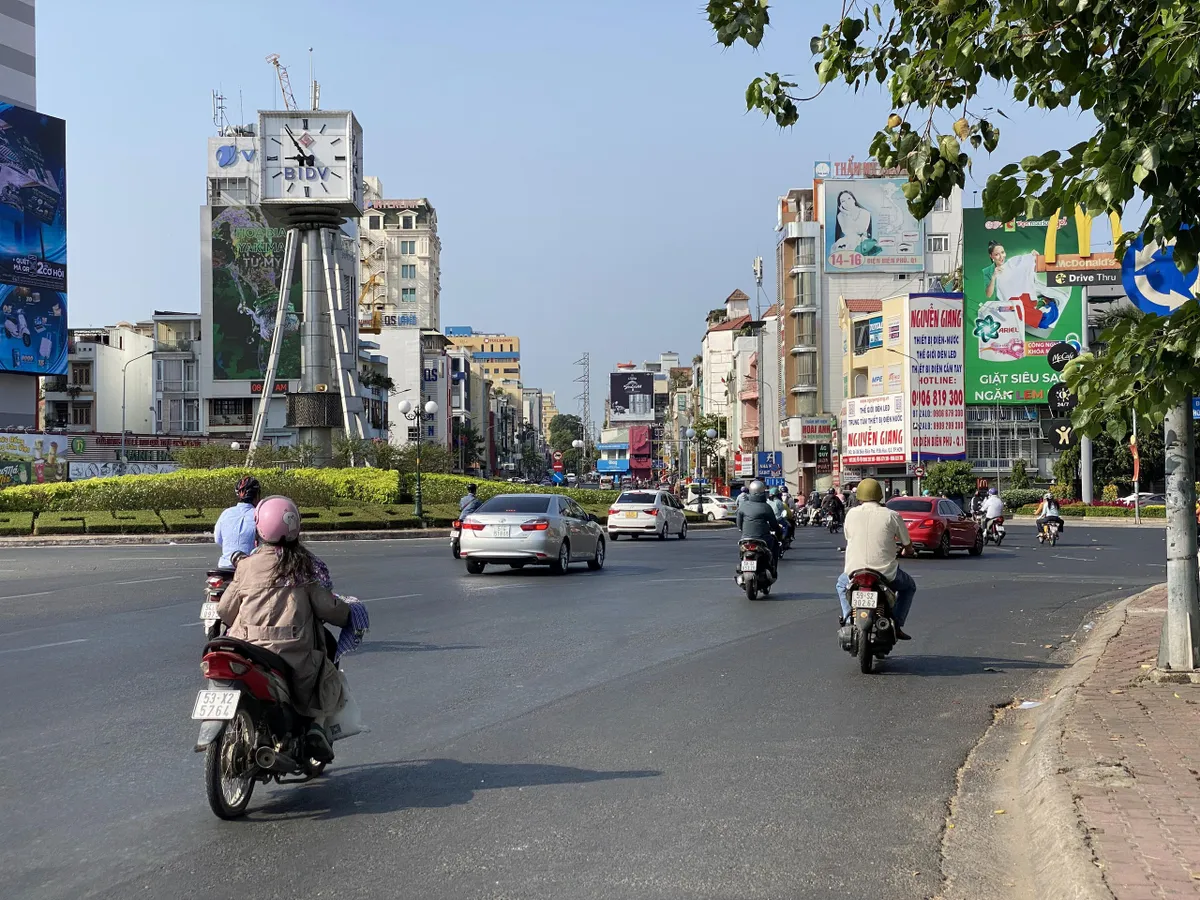 Giao thông TP Hồ Chí Minh thông thoáng ngày đầu tiên đi làm sau Tết - Ảnh 5.