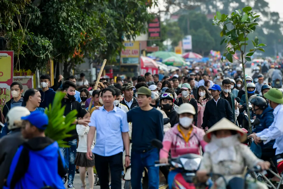 Biển người về chợ Viềng “mua vận may” ở Nam Định - Ảnh 2.