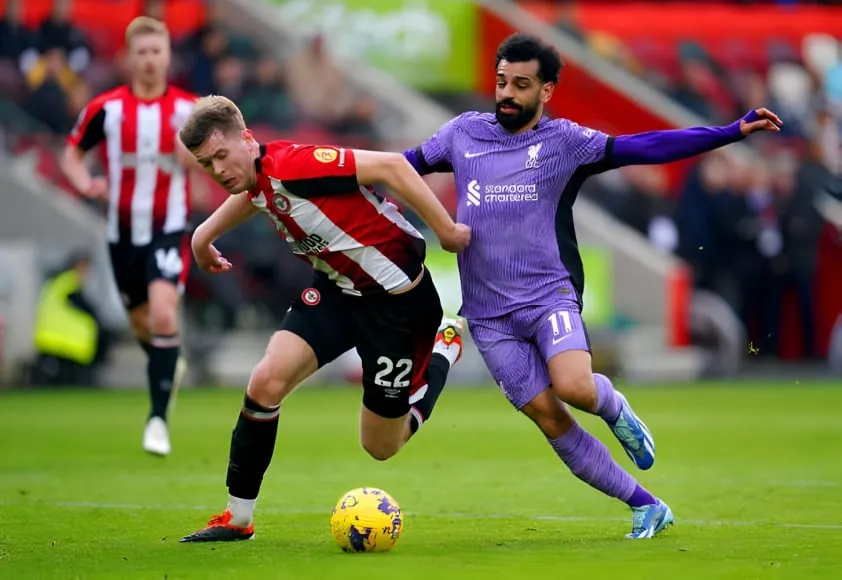 Thắng dễ Brentford, Liverpool củng cố ngôi đầu tại Ngoại hạng Anh - Ảnh 2. Thắng dễ Brentford, Liverpool củng cố ngôi đầu tại Ngoại hạng Anh - Ảnh 2.