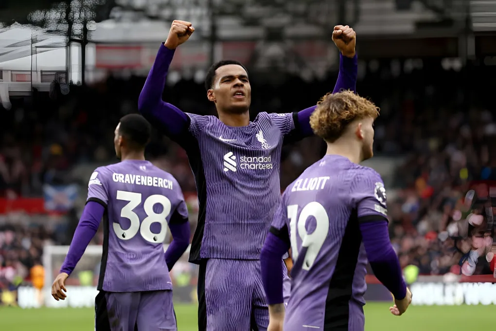Thắng dễ Brentford, Liverpool củng cố ngôi đầu tại Ngoại hạng Anh - Ảnh 3. Thắng dễ Brentford, Liverpool củng cố ngôi đầu tại Ngoại hạng Anh - Ảnh 3.