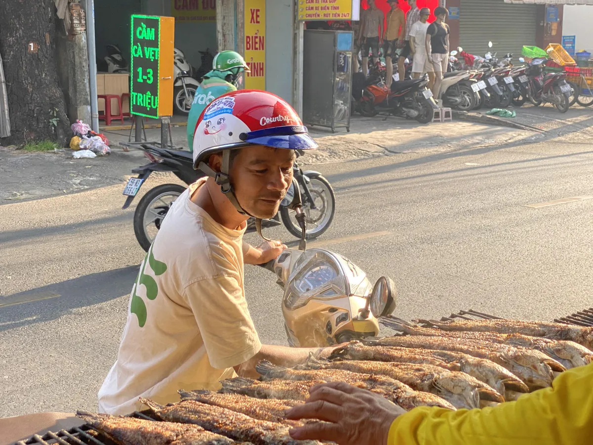 Phố cá lóc nướng ở TP Hồ Chí Minh rực lửa xuyên đêm ngày vía Thần Tài - Ảnh 10.