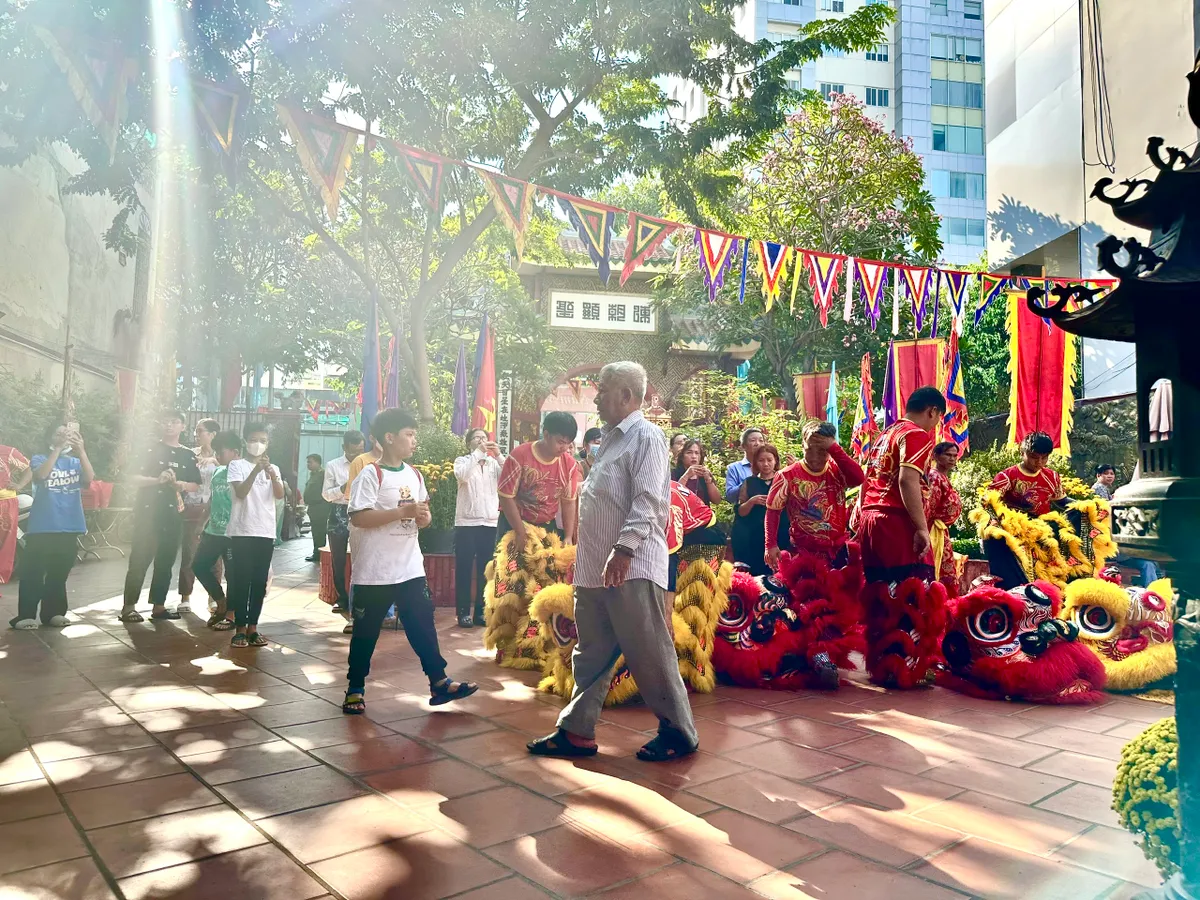 Người dân TP Hồ Chí Minh nô nức dự khai hội Đền Đức thánh Trần Hưng Đạo - Ảnh 12.