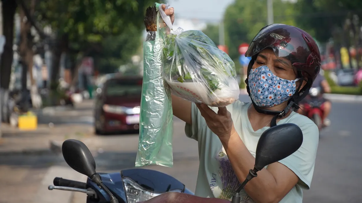 Nhộn nhịp cảnh mua vàng, cá lóc ở Cần Thơ ngày vía Thần tài - Ảnh 8.