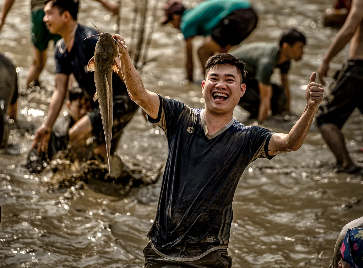 Độc đáo Lễ hội bắt cá bằng tay không mừng năm mới ở Tuyên Quang - Ảnh 8.